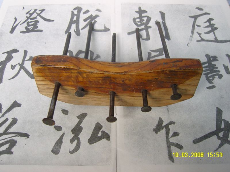 这是我使用了多年的钉勒子，使用时仅需前后敲击钉杆，调整好钉头和靠板之间的距离，即可划线