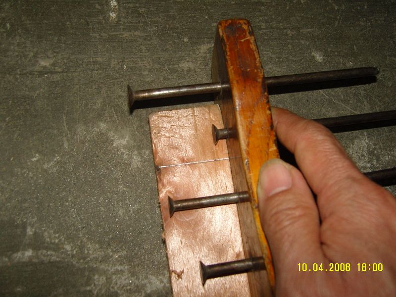 榫头划双线，划线时勒子的靠板靠紧基准面