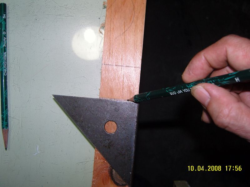 铅笔划线，确定榫眼长度