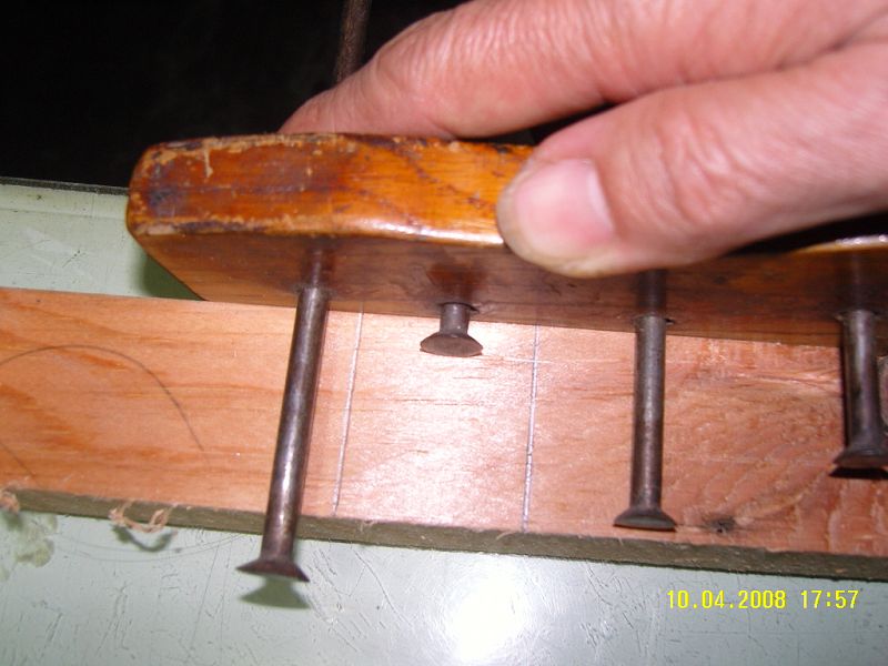 打眼划单线，划线时勒子的靠板靠紧基准面