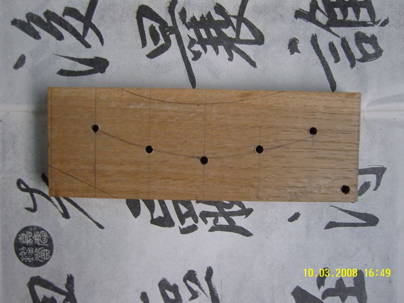 打垂直于靠板平面的孔，孔的直径应略小于圆钉。这次制作圆钉直径5mm，孔径4.5mm