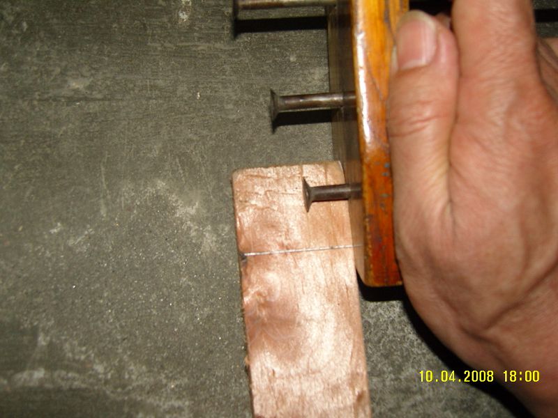 榫头划双线，划线时勒子的靠板靠紧基准面