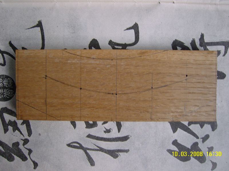 划线，确定钉孔位置。勒钉可2—6个，2个以上的勒钉应成弧线排列