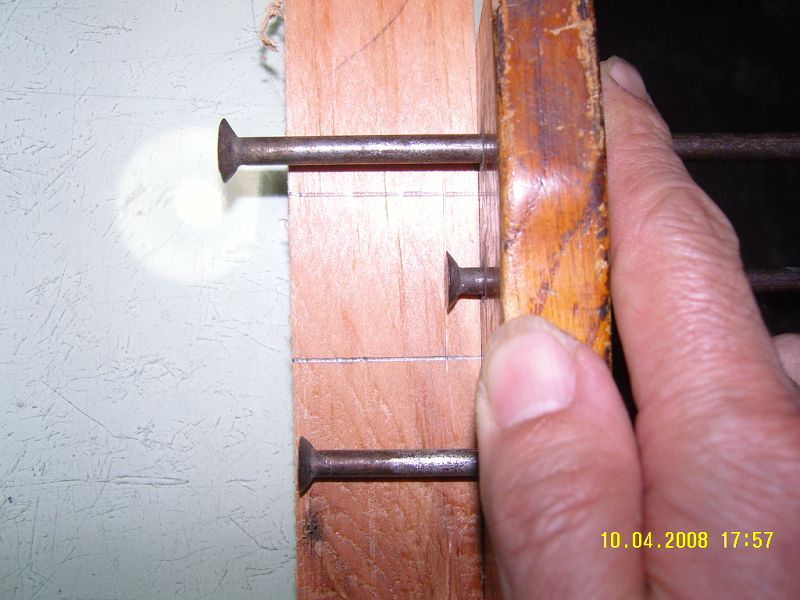 打眼划单线，划线时勒子的靠板靠紧基准面