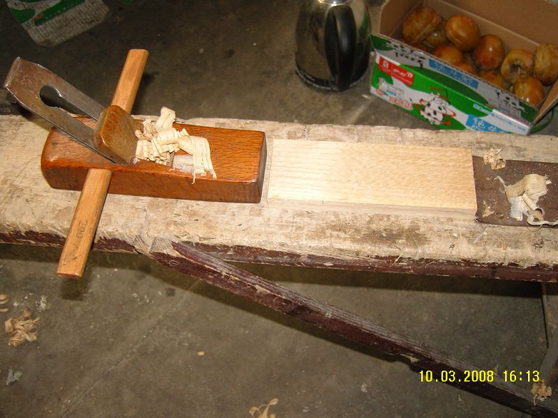 靠板厚15～20mm，将其刨削平直方正