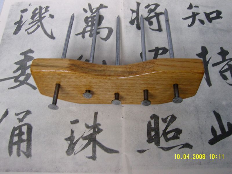 完工，使用时敲击圆钉，调整好钉帽到靠板的距离，即可划线