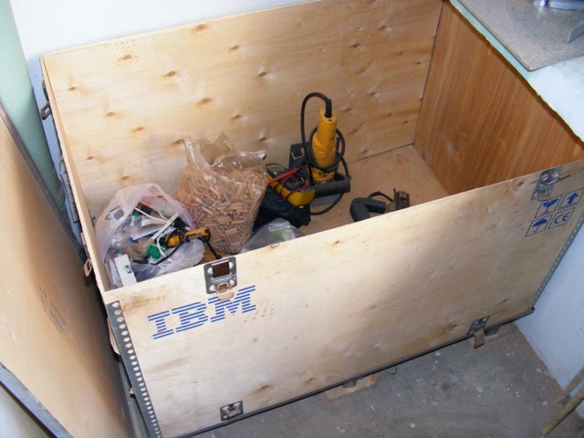 这是工具箱，曾经是ibm小型机的包装箱