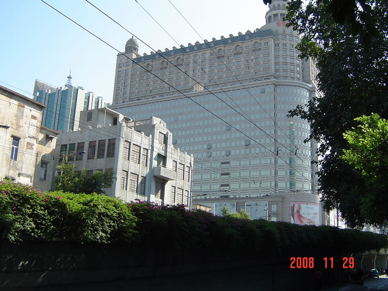它斜对面的建筑,很显眼.