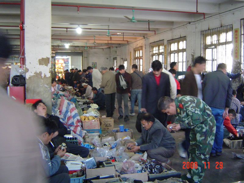 上楼了,二楼是个地摊式大卖场,都摆在地上卖,电器和工具类为最多,应该多是大沥过来的洋垃圾.二楼面积有好几百 ...