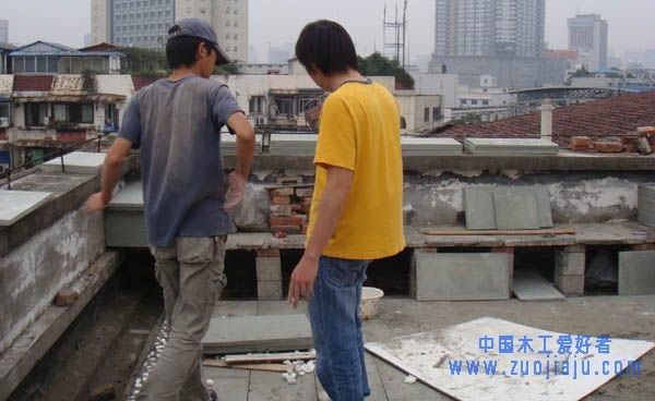 我哥们来支援了，这是准本把下面的垫脚给包起来，下料很麻烦，要下很多块小的。大家注意旁边的那个沟就是排 ...