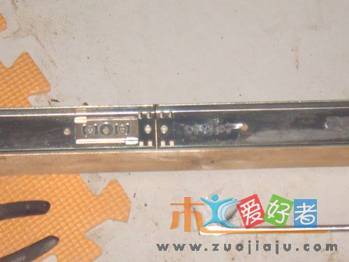 磨掉两个出入挡，以便伸缩杆进出
