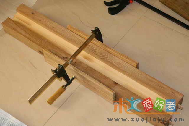 2个上横撑 用木螺丝和胶水 用F夹固定