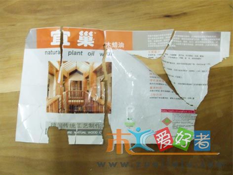 商标被孩子撕了,但能看出来,晚上光线不好,但还能看到桌面上的斑秃