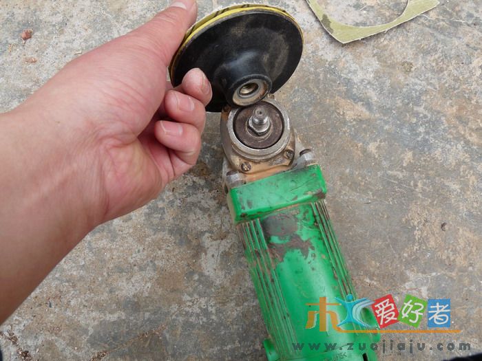 装在角磨机前端