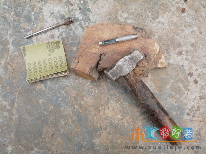 准备好锤子、8毫米皮带铳、打磨杆、6张砂纸