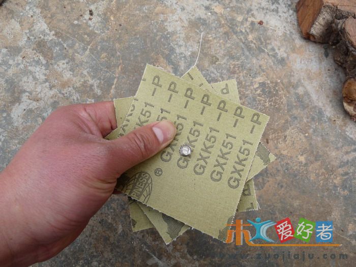 在打磨杆背面装3张，要错开，不要叠在一起