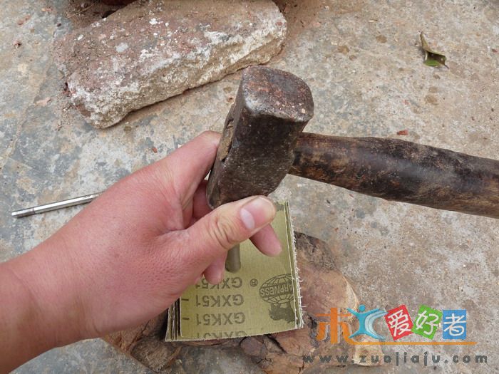 用皮带铳在砂纸上打出窟窿