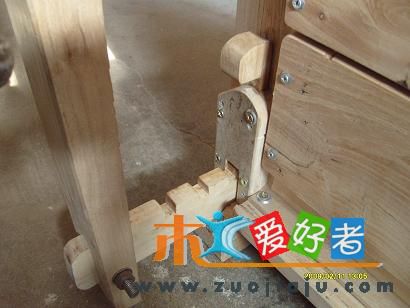 下面带凹的支撑板同步摇出来