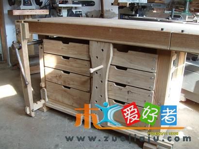 把托加工件的托杆、移到中间.跟据加工件多长移动他