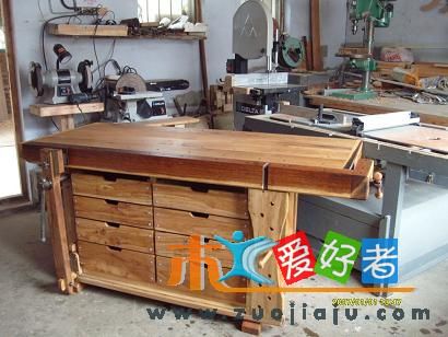 一个多工能的工作台就全部完成了