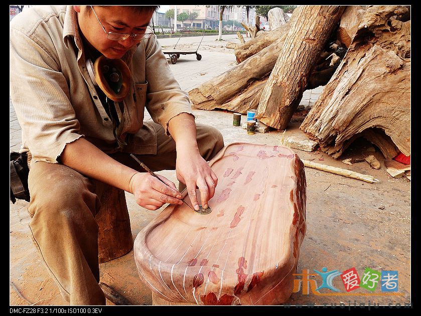拿一个铜钱在水眼上方做个记号