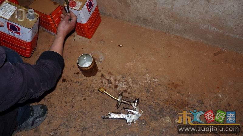 先打开油漆喷枪