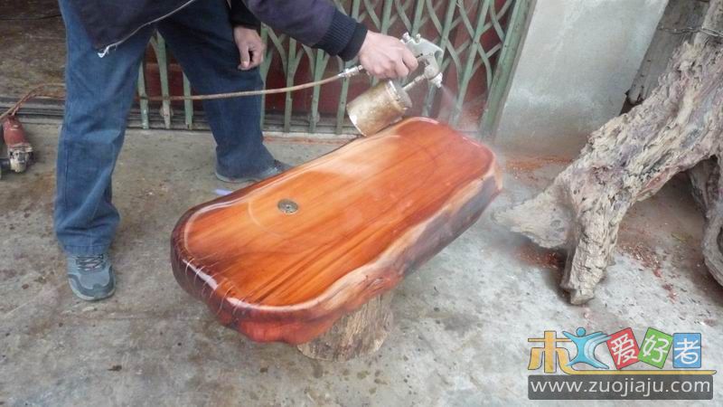 等油漆稍干翻过来喷正面