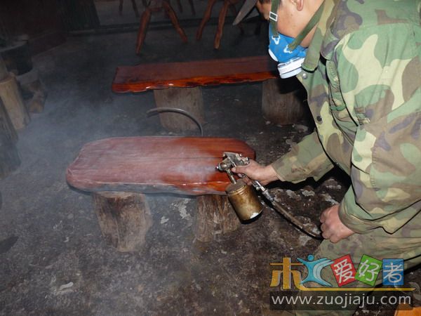 调面漆和底漆一样（可参照前面，此处省略），先喷盘底