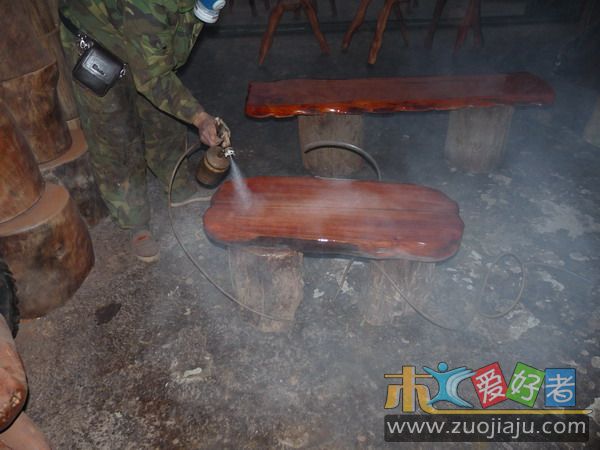 喷面漆的时候就要注意喷枪在茶盘上的停留时间，时间太长容易流漆
