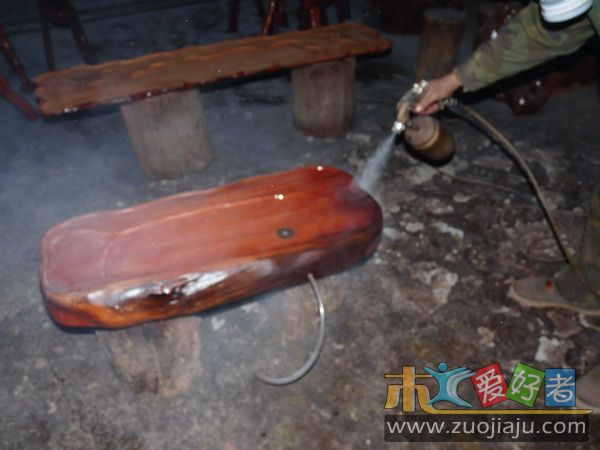 喷完底部，侯干，翻过来喷正面