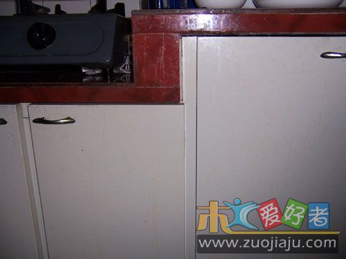 台面超水泥柜体50毫米以内只能普通合页，门与门普通合页要留缝