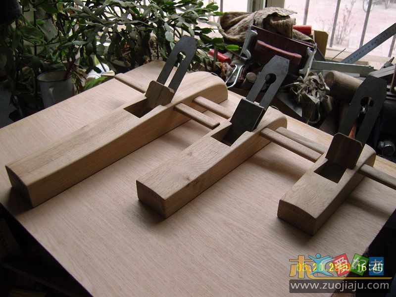 大中小三个平刨，刨体材料为白柞，大刨长430mm，二刨长300mm，小刨长200mm