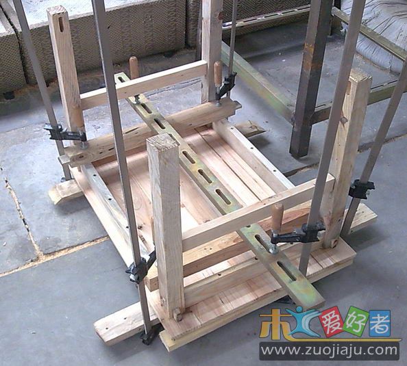 放在一边，等胶干。