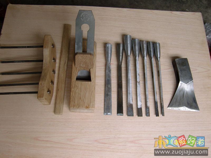 凿子5把，尺寸6、8、10、13、16mm；扁铲2把；带筋单刃斧一把；小刨；钉勒子