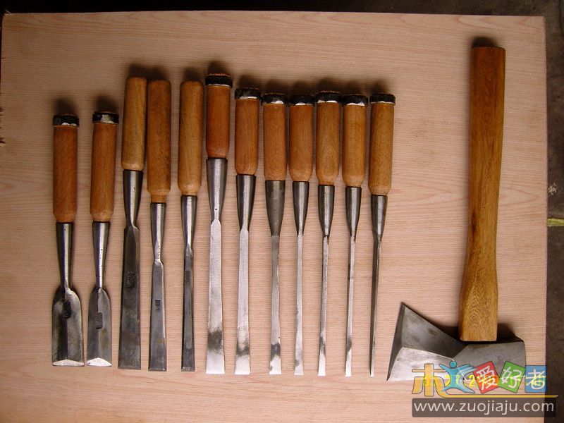 斧子、凿子、扁铲、带肋筋打铲等涂刷虫胶清漆（漆片）后