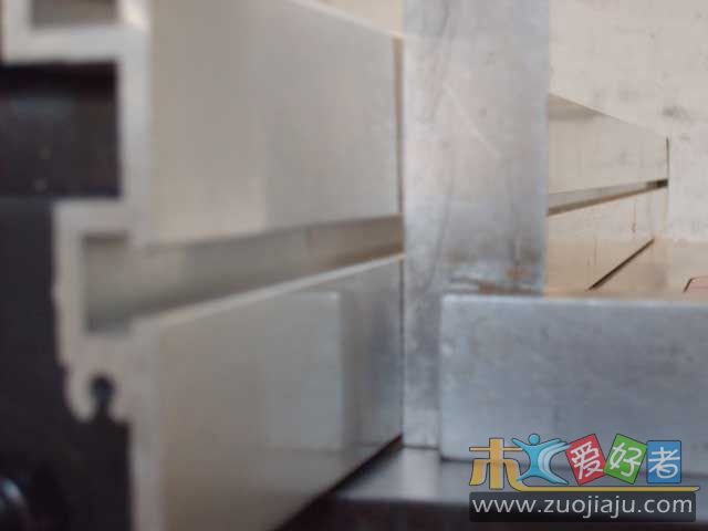 出料台一端稍微闪出了一条小缝