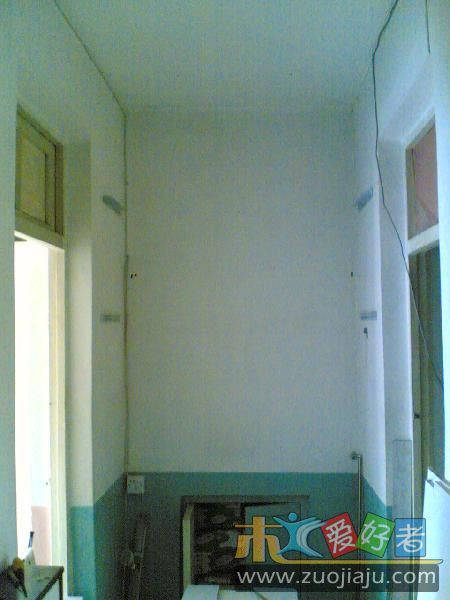 三面是墙。原先放了张电脑桌。现在衣柜不够用了。改！