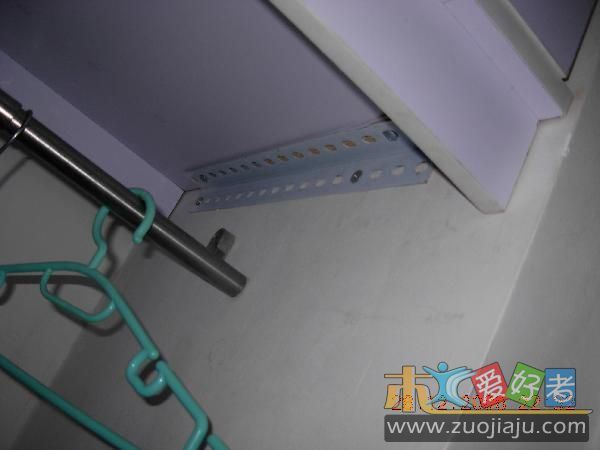 下面用角铁把底板托起来。