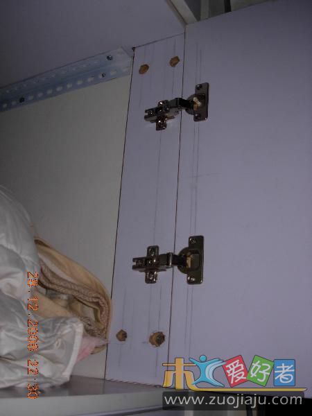 如果不垂直，门板就关不上了。