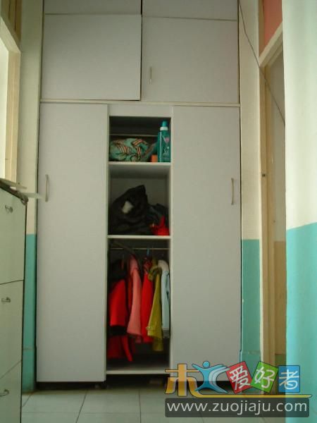 两边挂大人的衣服，中间上面放背包等物品，下面挂小孩的衣服。