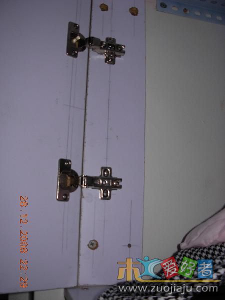 上面两层柜子，先把立板用膨胀螺栓固定在墙上，用薄片调整垂直。