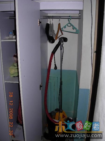 两个门板固定在中间的框架上。