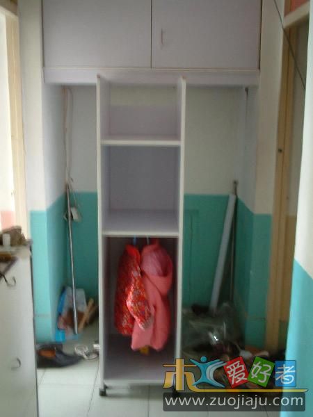 下面的衣柜部分是可移动的。