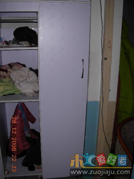 两边的墙是斜的。