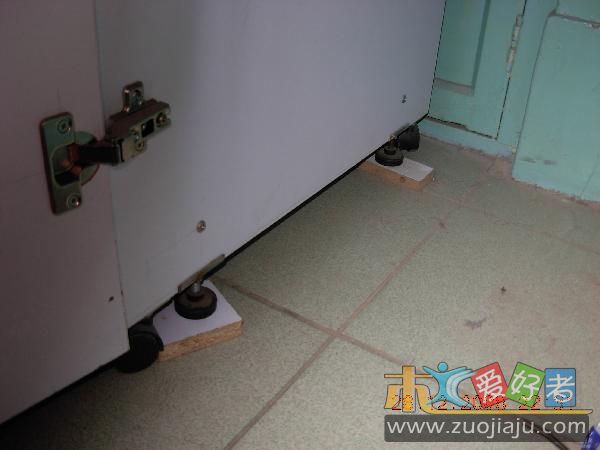 下面有脚轮和可调支脚，移动到位后调高支脚。避免移位，另外也辅助支撑上面两层。