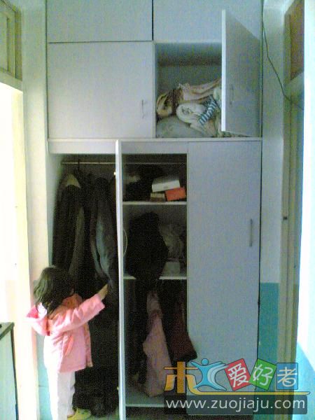现在的样子。上面两层放被子，下面是衣柜