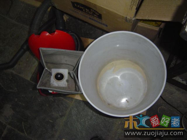 打开塑料桶和吸尘器集尘袋，看到锯末全部在塑料桶里