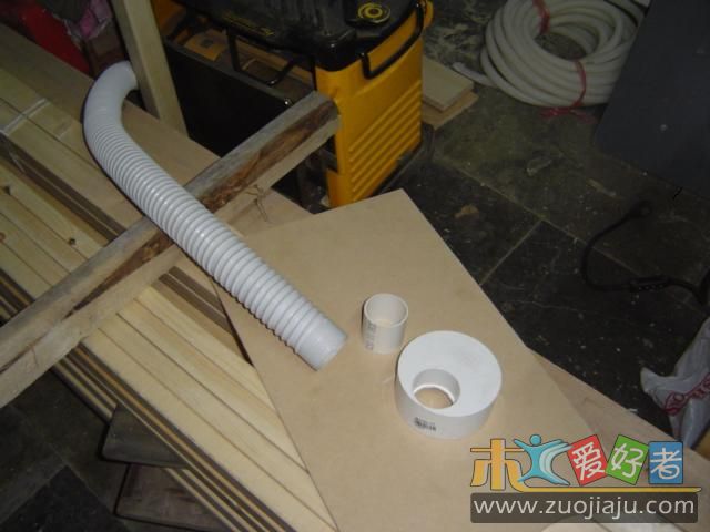 100mm转50mm的变径管，带锯的集尘口直径略小于100mm，缠些绝缘胶带后套得很紧