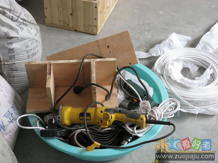 木板做的开槽底座，用来给雕刻机用的，等装门锁和合页时可以用到。