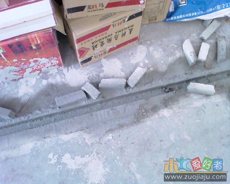 这个槽很好切，现浇的水泥层上还有一层后来抹上去的
